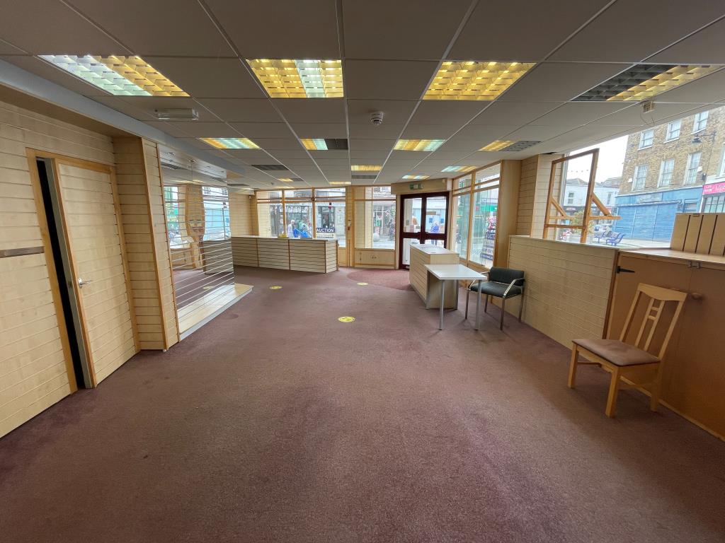 Lot: 75 - FREEHOLD VACANT BUILDING WITH RETAIL PREMISES AND POTENTIAL FOR CONVERSION OF UPPER FLOORS -